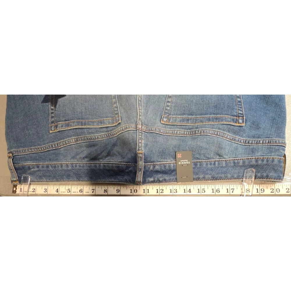 Torrid Womens 20 Star Print Vintage Stretch Mid Rise Denim Shorts NWT - Picture 4 of 12